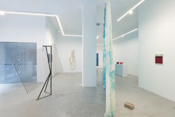 … y ella guarda una piedra de cada lugar que ha visitado