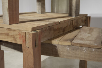 Quiébrase el suelo astillado, se hunden ya nave y guerreros